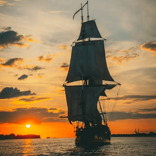 bateau pirate au coucher de soleil