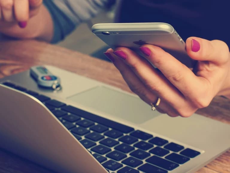 Ordinateur et téléphone de travail