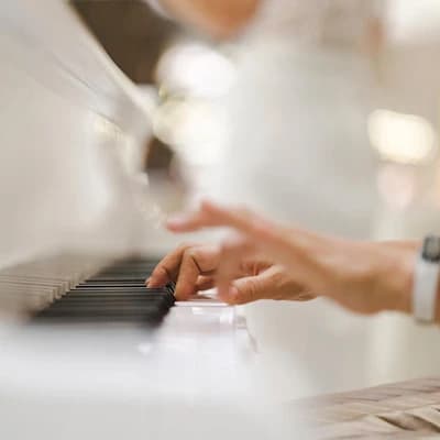 Des mains qui jouent du piano